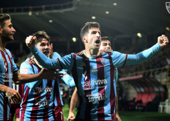 Fer Llorente celebra el gol con los aficionados gimnásticos en el duelo entre Segoviana y Cultural Leonesa disputado en el Reino de León./JUAN MARTÍN-G. SEGOVIANA