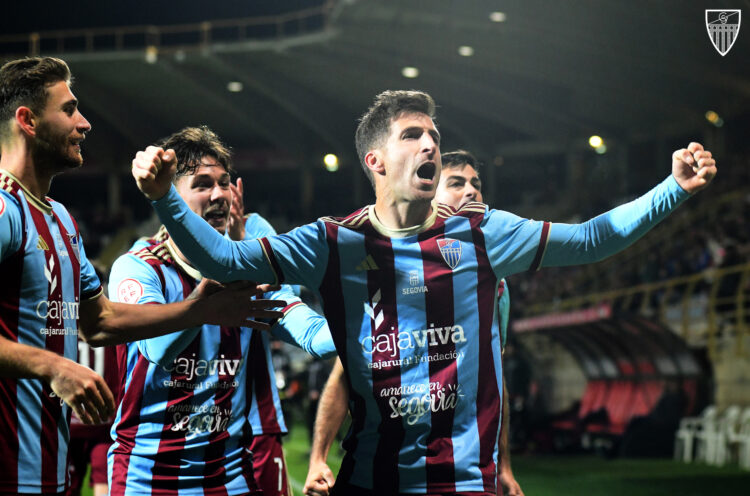 La Segoviana busca otra machada 1 Fer Llorente celebra el gol con los aficionados gimnásticos en el duelo entre Segoviana y Cultural Leonesa disputado en el Reino de León./JUAN MARTÍN-G. SEGOVIANA