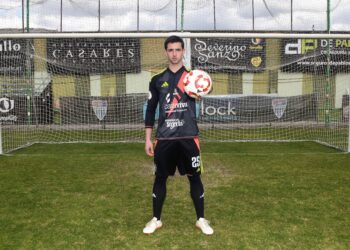 Dani Parra posa con la elástica de la Segoviana en La Albuera./J. MARTÍN-G. SEGOVIANA