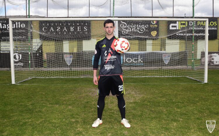 Dani Parra posa con la elástica de la Segoviana en La Albuera./J. MARTÍN-G. SEGOVIANA