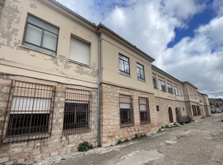 Acuerdo para instalar los juzgados de Sepúlveda en el antiguo edificio de las escuelas 1 Antiguo edificio de las escuelas / AYUNTAMIENTO DE SEPÚLVEDA