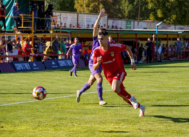 Jornada desdicha para Coca y Turégano en la Regional 1 Diego Alcubilla busca llegar al balón durante un partido en una imagen de archivo./E.A