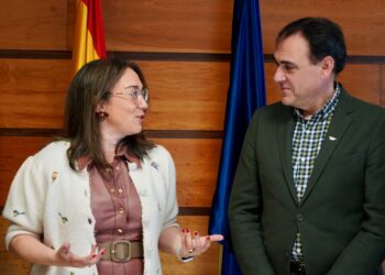La consejera de Agricultura María Corral y la directiva del la Asociación de la Industria Alimentaria.