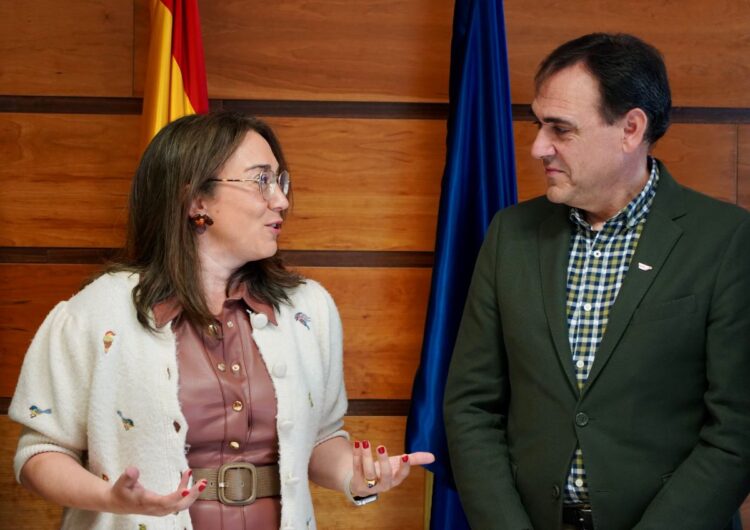 Publicadas dos líneas de ayudas a la industria agroalimentaria 1 La consejera de Agricultura María Corral y la directiva del la Asociación de la Industria Alimentaria.