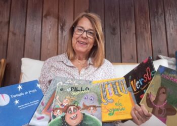 La escritora segoviana Marisa Alonso Santamaría mostrando diversos ejemplares de sus obras infantiles.