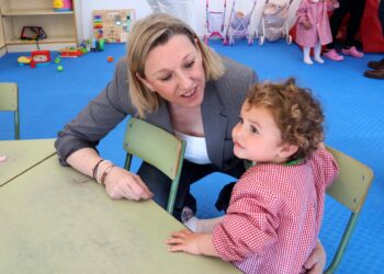 La consejera de Familia, Isabel Blanco, junto a uno de los niños de una guardería. / JCYL