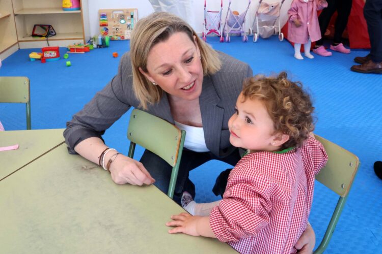 Servicios que fijan población: el modelo Crecemos en Castilla y León 1 La consejera de Familia, Isabel Blanco, junto a uno de los niños de una guardería. / JCYL