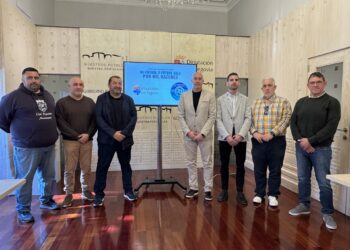 Los representantes de varios de los clubes que participarán en la liga, junto a Óscar Moral./ DIPUTACIÓN