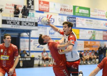 Mario Nevado intenta lanzar sobre un jugador del Bada Huesca./ AMADOR MARUGÁN