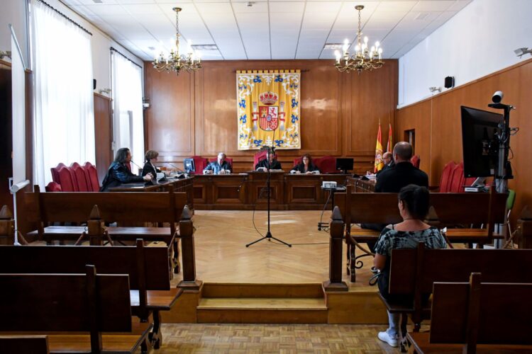 Denegada una orden de protección a una mujer al no apreciar un riesgo objetivo 1 Los magistrados de la Audiencia Provincial de Segovia, en un juicio anterior./ EFE