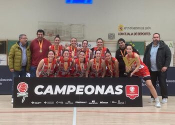 El equipo femenino del CD Base, tras ganar en León el título de Liga en la Segunda División./ DELEGACIÓN