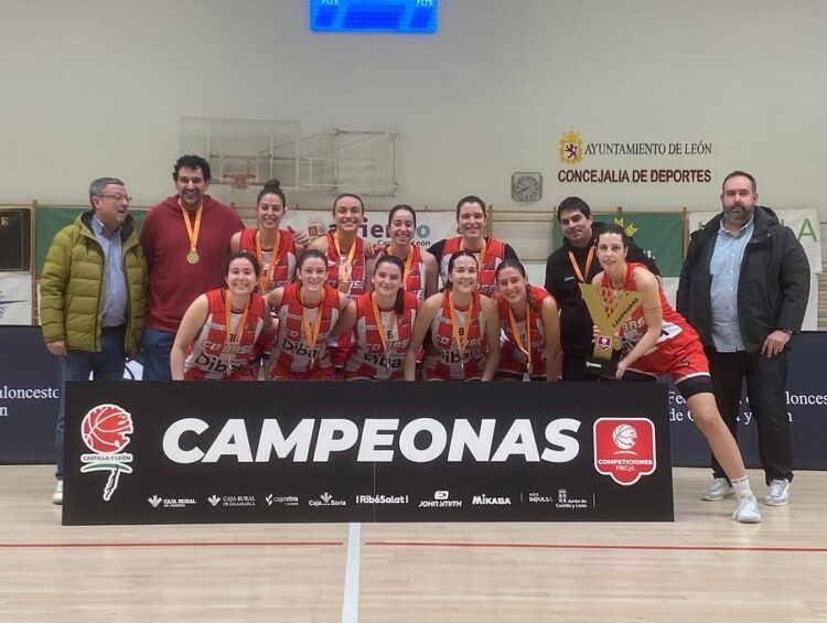 El equipo femenino del CD Base, tras ganar en León el título de Liga en la Segunda División./ DELEGACIÓN
