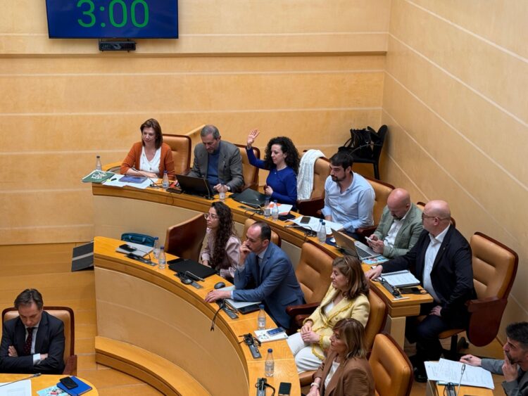 La ciudad aprueba su presupuesto de 2025 entre tensiones y pactos sin fotos 1 Momento en el que la edil de Ciudadanos, Noemí Otero, se abstiene en la votación tras el debate de presupuestos, lo que abrió la puerta a su aprobación./ AYUNTAMIENTO