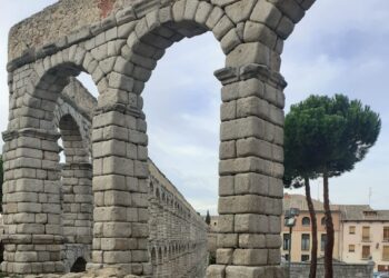 Zona del Acueducto ubicada en la plaza de Día Sanz, donde comienzan los arcos dobles del monumento./ J.M.