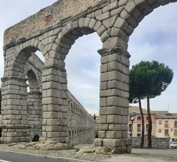 Zona del Acueducto ubicada en la plaza de Día Sanz, donde comienzan los arcos dobles del monumento./ J.M.