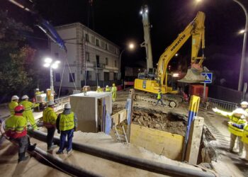 Trabajadores en horario nocturno acelerando las obras de reparación del socavón de la Travesía de San Rafael, que según el Ministerio de Transportes ha tenido un coste de un millón de euros./ MINISTERIO TRANSPORTES