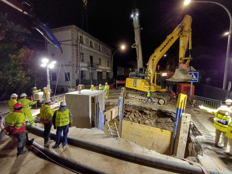 Trabajadores en horario nocturno acelerando las obras de reparación del socavón de la Travesía de San Rafael, que según el Ministerio de Transportes ha tenido un coste de un millón de euros./ MINISTERIO TRANSPORTES