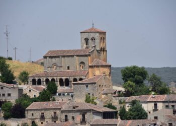Vista del municipio de Sepúlveda, con la iglesia en lo alto, dominando toda la perspectiva de la localidad./ E.A.
