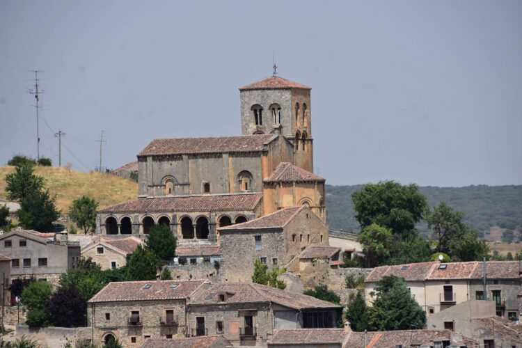 Vista del municipio de Sepúlveda, con la iglesia en lo alto, dominando toda la perspectiva de la localidad./ E.A.