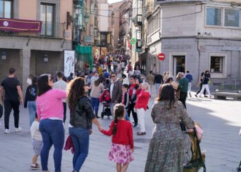 Turistas en el centro de Segovia durante una pasada Semana Santa en la que el buen tiempo propició una ocupación total de la ciudad./ E.A.