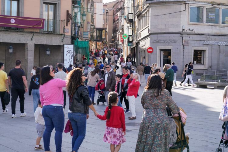 Turistas en el centro de Segovia durante una pasada Semana Santa en la que el buen tiempo propició una ocupación total de la ciudad./ E.A.