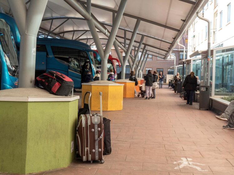 El PP logra los apoyos para frenar el mapa estatal de transporte por carretera 1 Maletas en la estación de autobuses de Segovia, lugar de llegada del transporte de viajeros por carretera que tienen como destino la ciudad./ E.A.