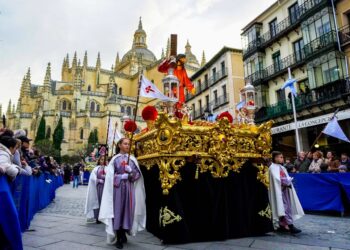 La imagen de Jesús con la cruz a cuestas de la cofradía de los Hermanos Maristas, en la Procesión de los Pasos tras haber salido de la Catedral./ HÉCTOR CRIADO