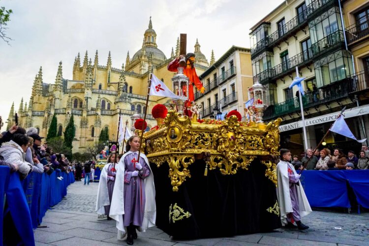 La lluvia impide que el turismo en Semana Santa alcance unas cifras de récord 1 La imagen de Jesús con la cruz a cuestas de la cofradía de los Hermanos Maristas, en la Procesión de los Pasos tras haber salido de la Catedral./ HÉCTOR CRIADO