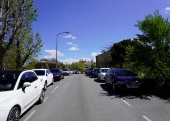 Calle Madrona, por donde saldría el nuevo vial que subiría hasta la zona de Las Lastras dejando a la izquierda las viviendas./ HÉCTOR CRIADO
