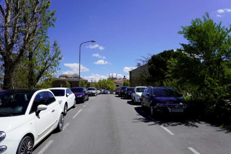 El nuevo vial centra las alegaciones al Plan para urbanizar la zona de Las Lastras 1 Calle Madrona, por donde saldría el nuevo vial que subiría hasta la zona de Las Lastras dejando a la izquierda las viviendas./ HÉCTOR CRIADO