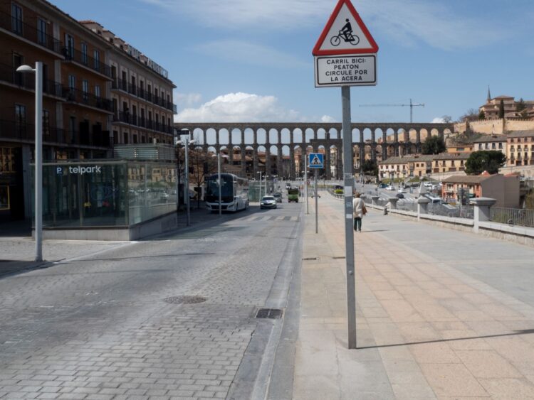 La avenida Padre Claret, con numerosos baches en su firme pocos meses después de su última remodelación./ KRISTOMINA