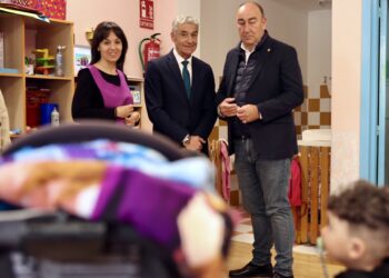 El presidente de la Diputación Provincial, Miguel Ángel de Vicente (d), en la guardería de Aguilafuente./ D.P.