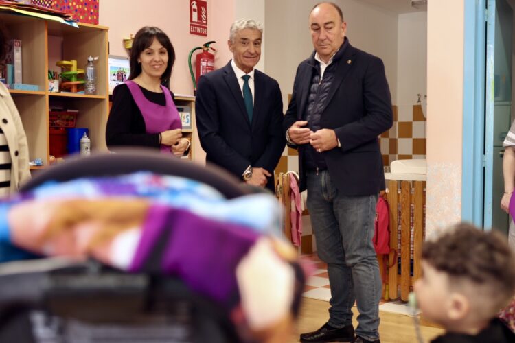 El presidente de la Diputación Provincial, Miguel Ángel de Vicente (d), en la guardería de Aguilafuente./ D.P.