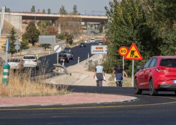 Vehículos transitando por la carretera que une Segovia y La Granja de San Ildefonso. / K.