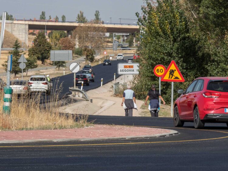 Vehículos transitando por la carretera que une Segovia y La Granja de San Ildefonso. / K.