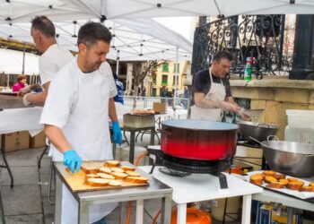 Elaboración de torrijas junto al quiosco de la Plaza Mayor.