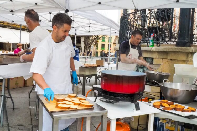 Elaboración de torrijas junto al quiosco de la Plaza Mayor.
