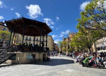 La banda municipal de Coca toca en la plaza Mayor.
