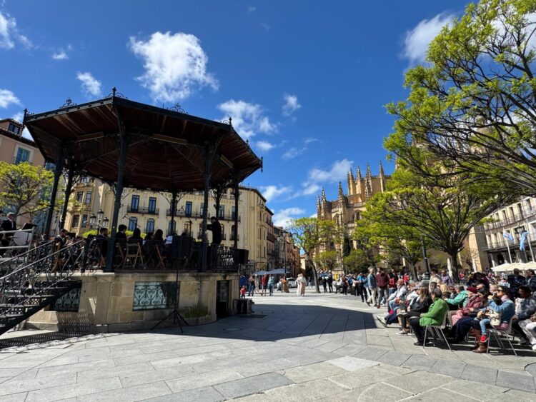 Buena acogida del concierto ofrecido por la banda de Coca en la Plaza Mayor 1 La banda municipal de Coca toca en la plaza Mayor.