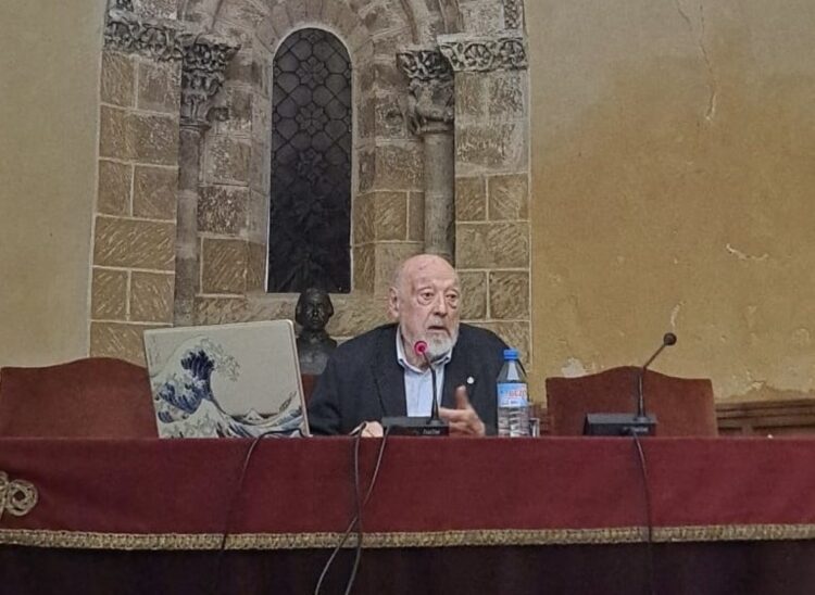 El arquitecto Enrique Nuere durante su conferencia en la Real Academia de San Quirce