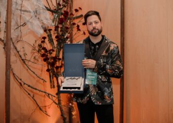 Samuel Flores Montero posa con su premio.