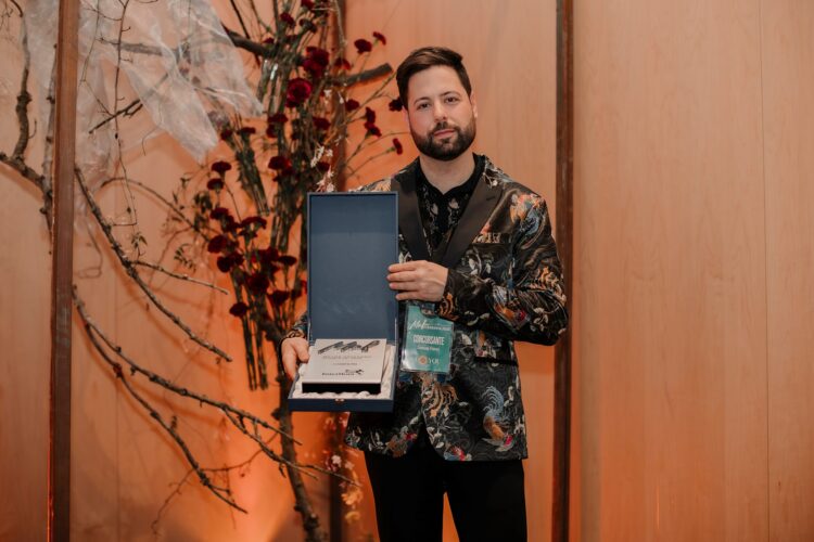 Samuel Flores Montero posa con su premio.