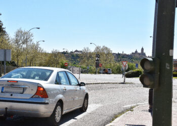 Semáforo apagado, durante el apagón, en la calle Riaza, que comunica Segovia capital con El Sotillo / A.M.