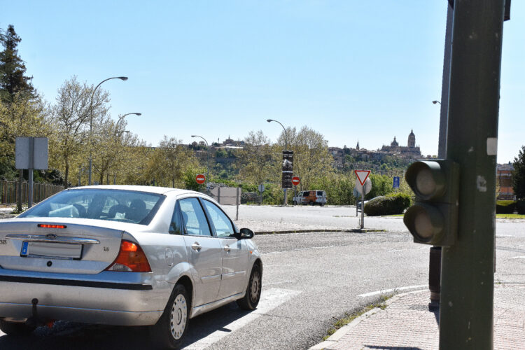 Semáforo apagado, durante el apagón, en la calle Riaza, que comunica Segovia capital con El Sotillo / A.M.