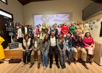 Miguel Ángel de Vicente posa con las costureras del Encuentro.