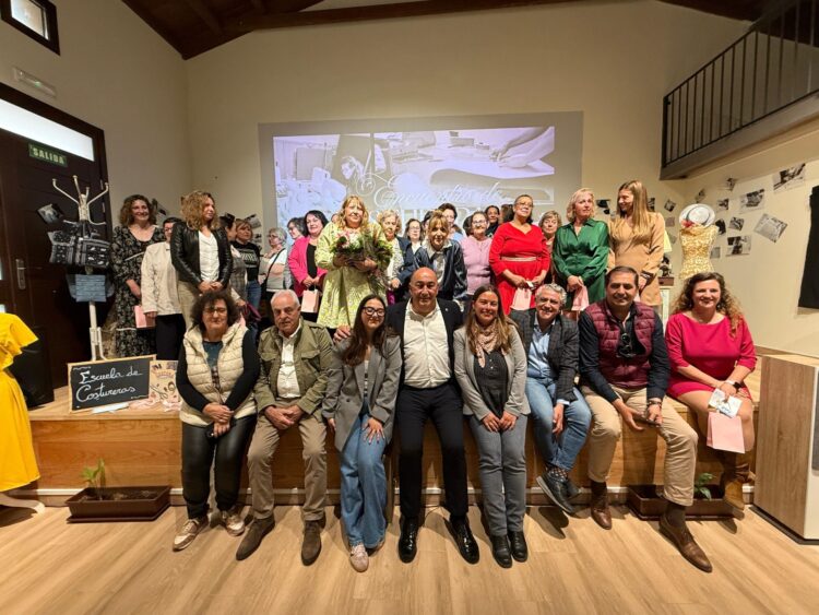 Miguel Ángel de Vicente posa con las costureras del Encuentro.