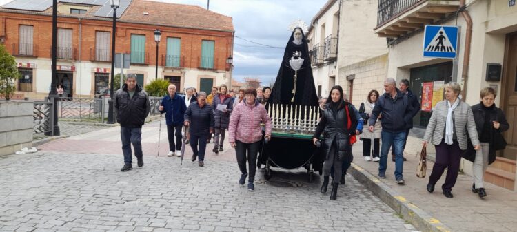 Procesión de la Virgen Dolorosa por las calles de Cantimpalos.