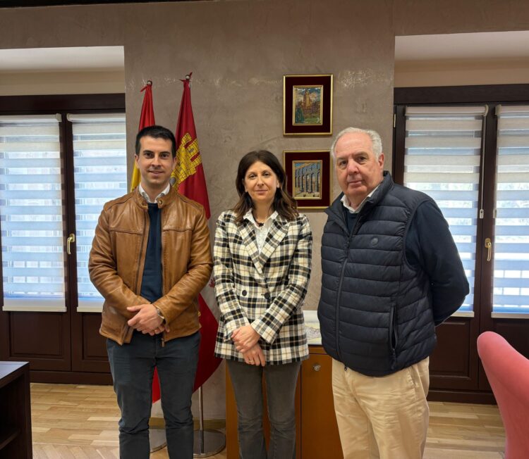 Moisés Cardona acomete la remodelación del alumbrado público de Navas de Riofrío por 25.000 euros 1 Reunión celebrada en el Ayuntamiento.