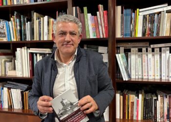 José María Bravo, con el ejemplar ‘La provincia de Segovia, al detalle’.