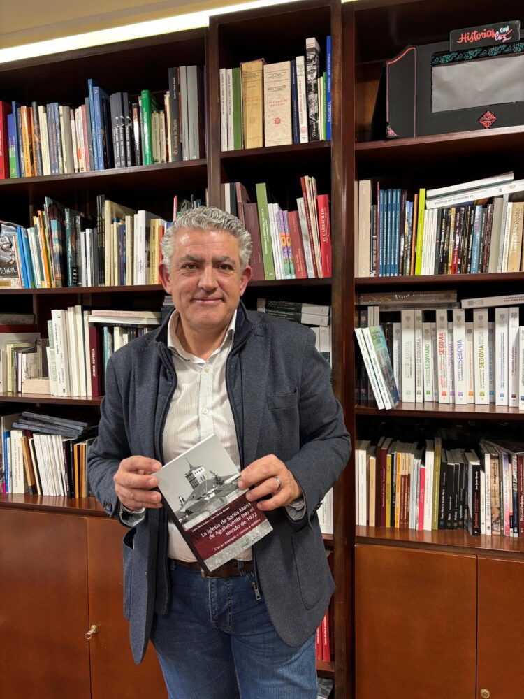 José María Bravo, con el ejemplar ‘La provincia de Segovia, al detalle’.